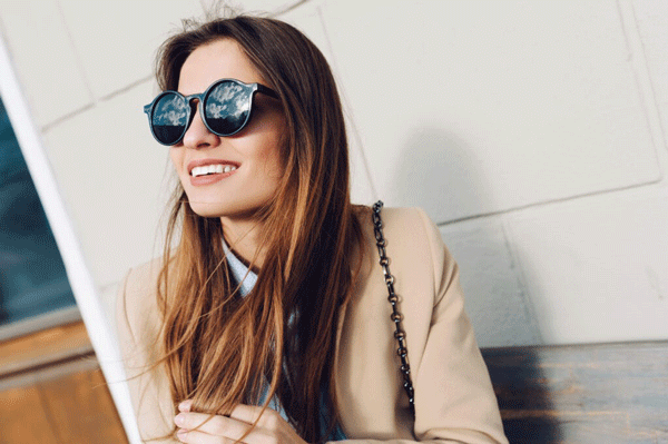 femme-lunettes-de-soleil-proteger-mes-yeux