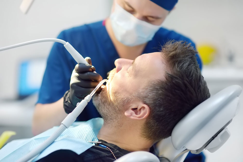dentiste femme soin homme dent