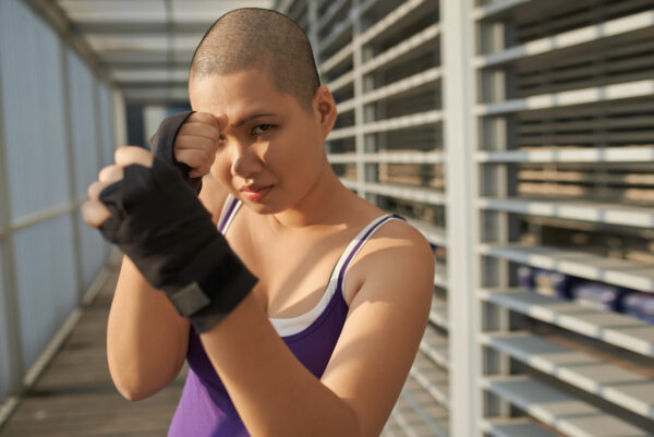 femme atteinte du cancer faisant du sport