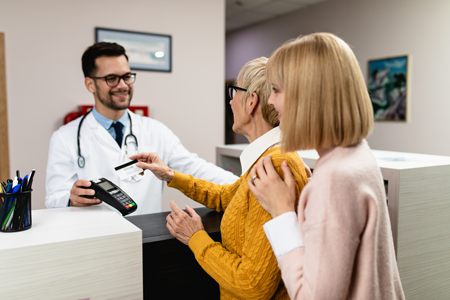 femme qui paie ses frais hospitaliers